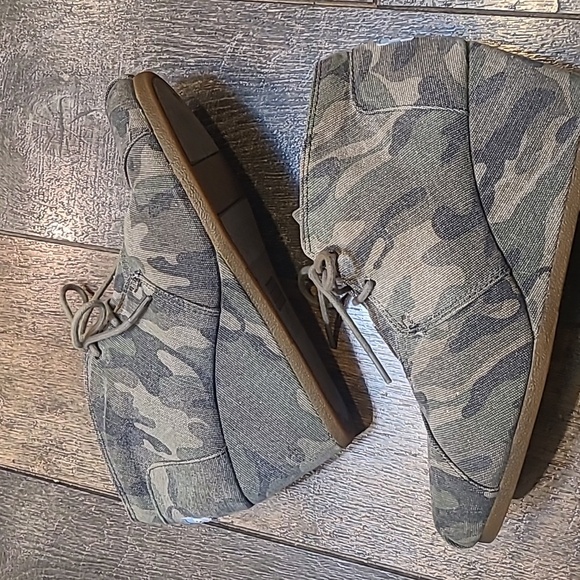 TOMS Washed Camo Desert Wedge Ankle Boot - Picture 10 of 13